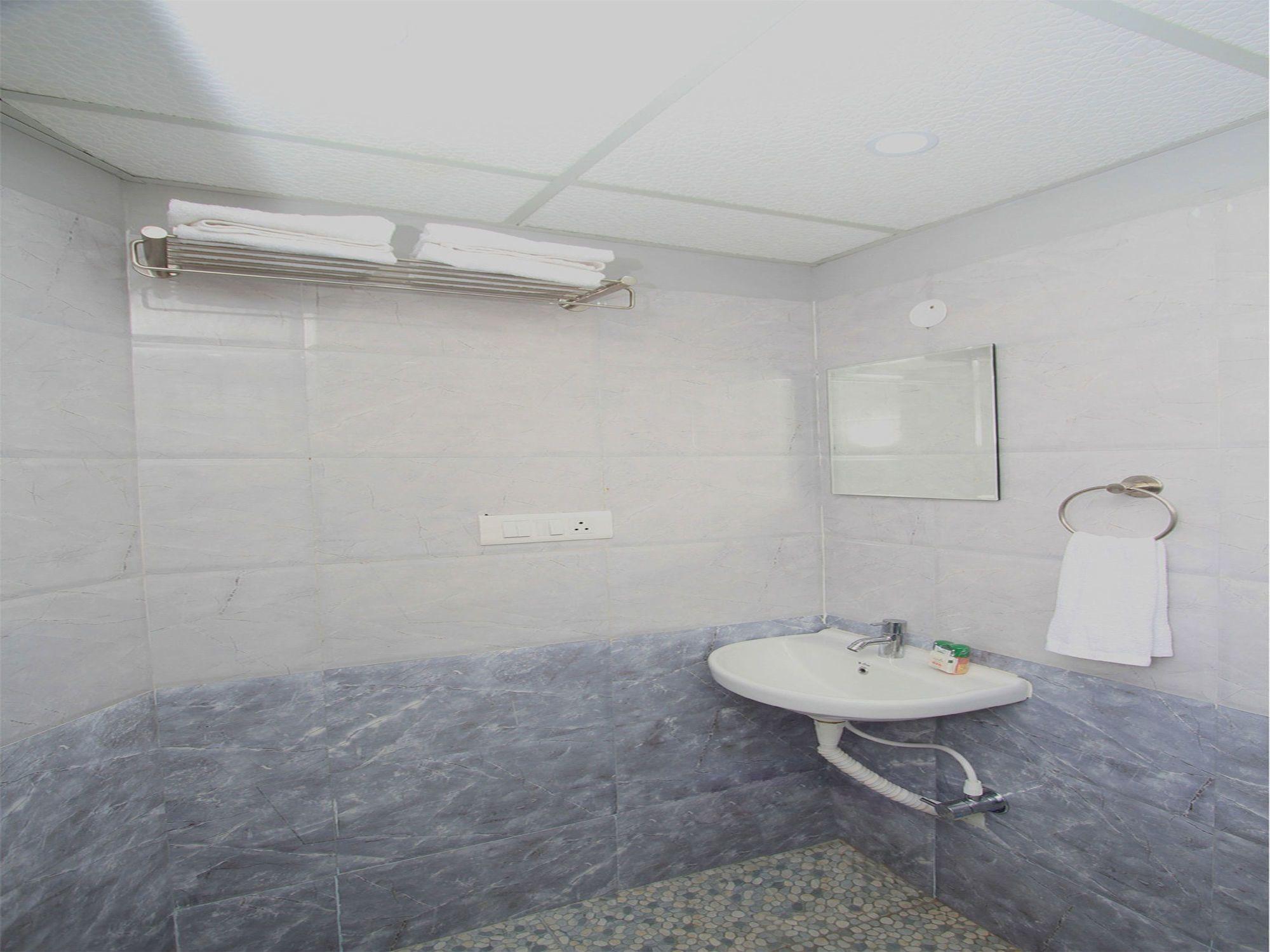 Oyo 4797 Lulu Hospitality Hotel Yelahanka Ngoại thất bức ảnh